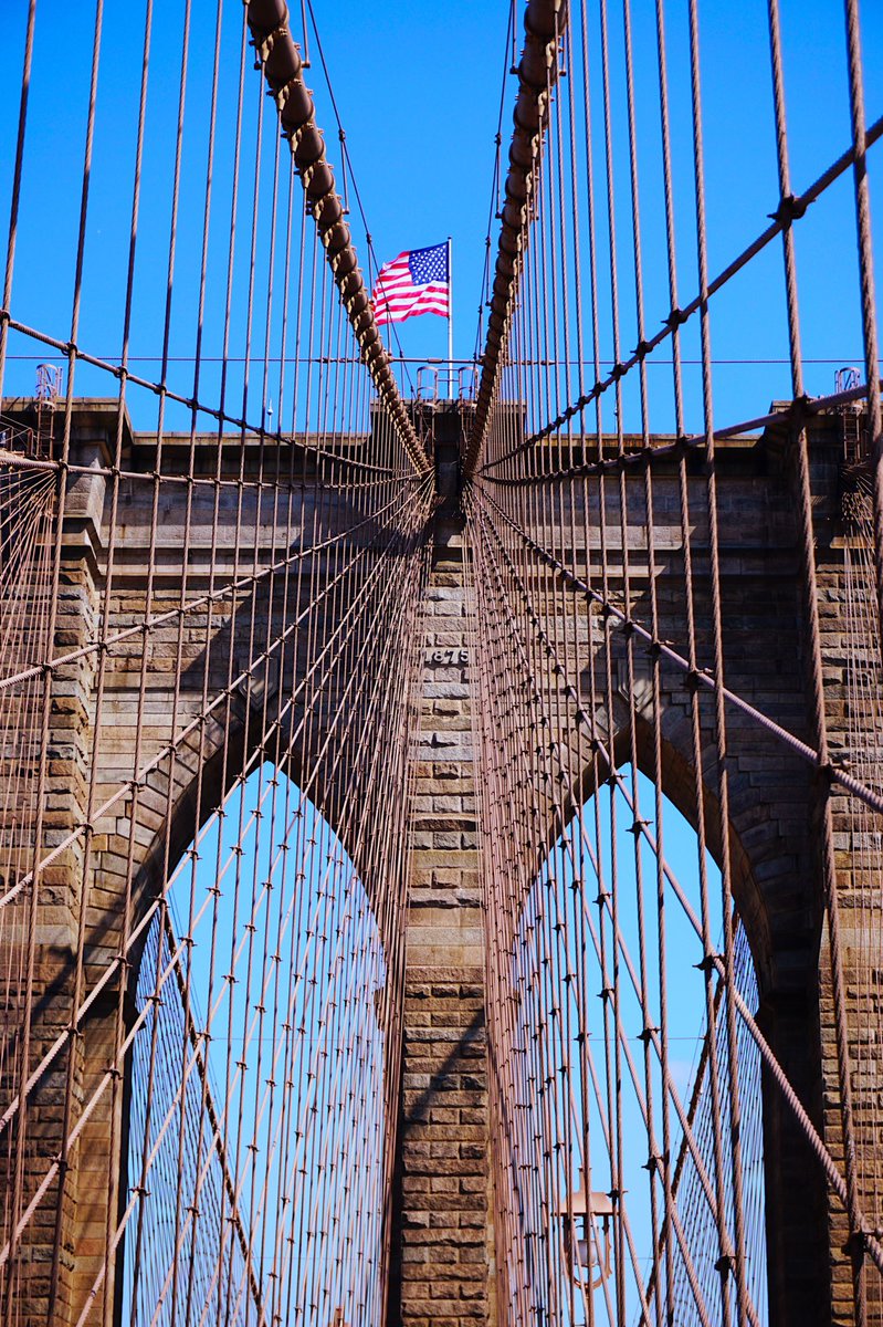 Hoy volamos a uno de los puentes más conocidos de todo el planeta. Efectivamente, el puente de #Brooklyn, que une los distritos de Manhattan y Brooklyn, en Nueva York.

La foto está hecha con una #a6300 de <a href="/SonyEspana/">Sony España</a>

¿Cuál es para ti el rincón imprescindible de la Gran Manzana?