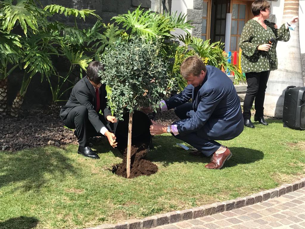 🧑🏻‍🏫📚Felicitaciones a la Canterbury School <a href="/CanterburyGC/">Canterbury School</a> en Las Palmas por su 50 aniversario. Fantástico poder compartir el momento con vosotros, especialmente con vuestra fundadora Beryl Pritchard quien creó esta escuela de educación británica 🇬🇧con 17 alumnos en 1972.