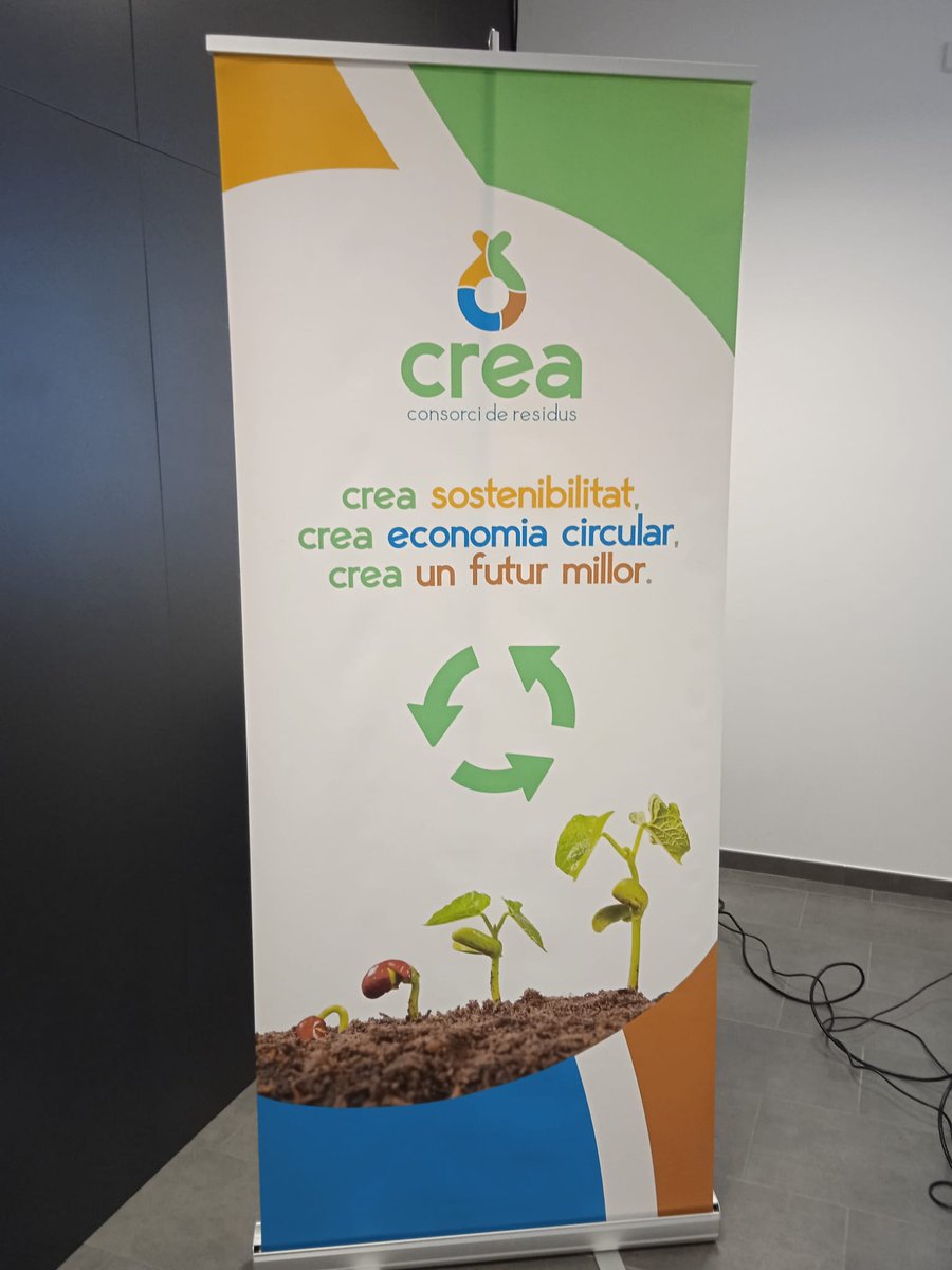 consorcio_crea's tweet photo. Ayer se celebró la jornada de formación y de reparto de materiales de #compostaje doméstico "CreaCompost" en #Pinoso. Se repartieron 40 kits de compostaje entre las personas participantes. Seguimos #CREAndo, seguimos #compostando♻️♻️♻️ https://t.co/ZlrQV2aC7q