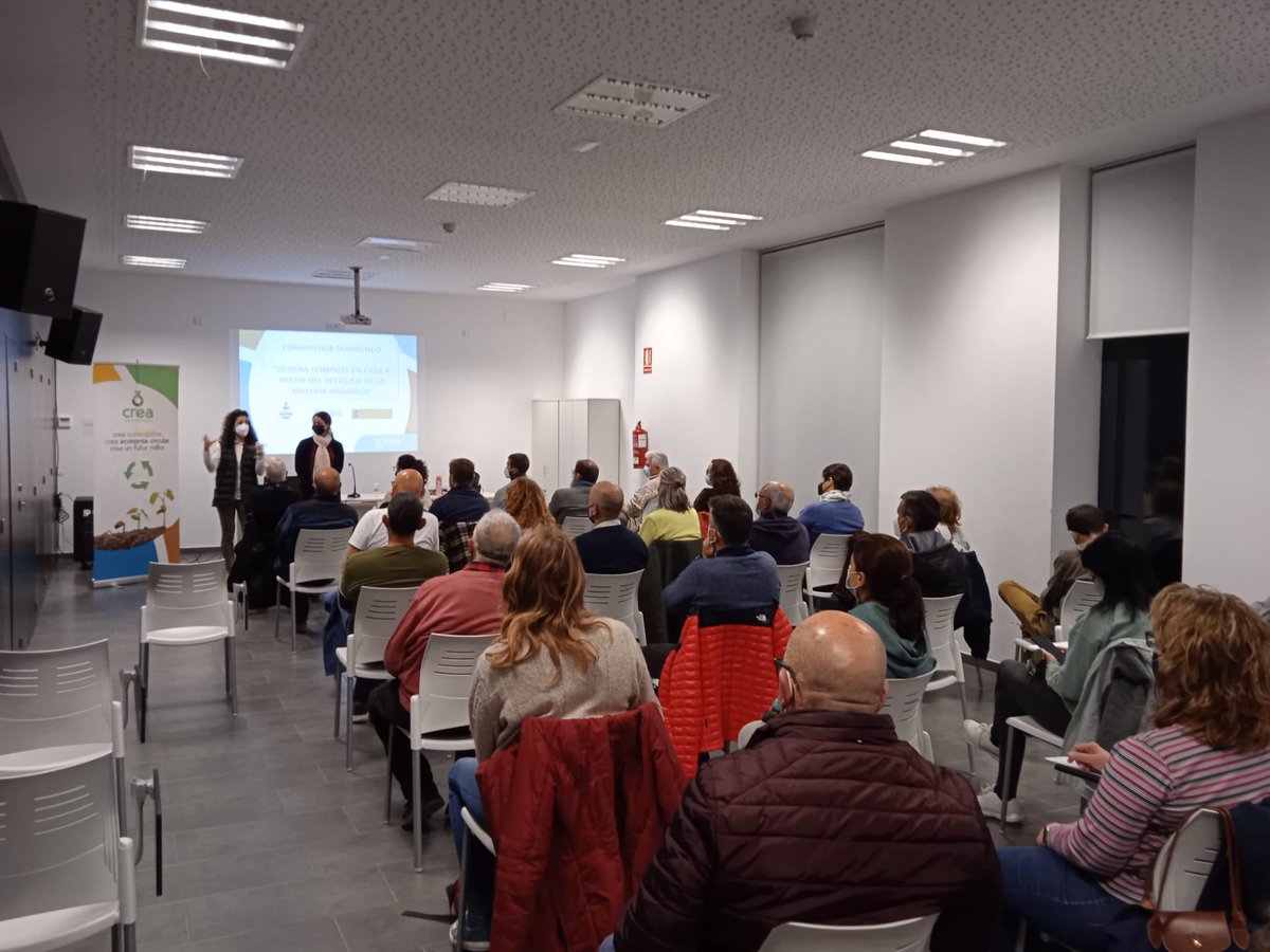 consorcio_crea's tweet photo. Ayer se celebró la jornada de formación y de reparto de materiales de #compostaje doméstico "CreaCompost" en #Pinoso. Se repartieron 40 kits de compostaje entre las personas participantes. Seguimos #CREAndo, seguimos #compostando♻️♻️♻️ https://t.co/ZlrQV2aC7q