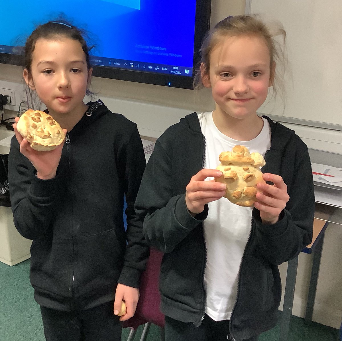 StJosephsGoole's tweet photo. Year 5/6 have spent their creative RE lessons making bread to represent the Bread of Life. We look to have some amazing bakers in our midst. #baking #creativeRE #Learningnewskills #yum @juniorbakeoff @paulhollywood https://t.co/0o6LVnw5Ka