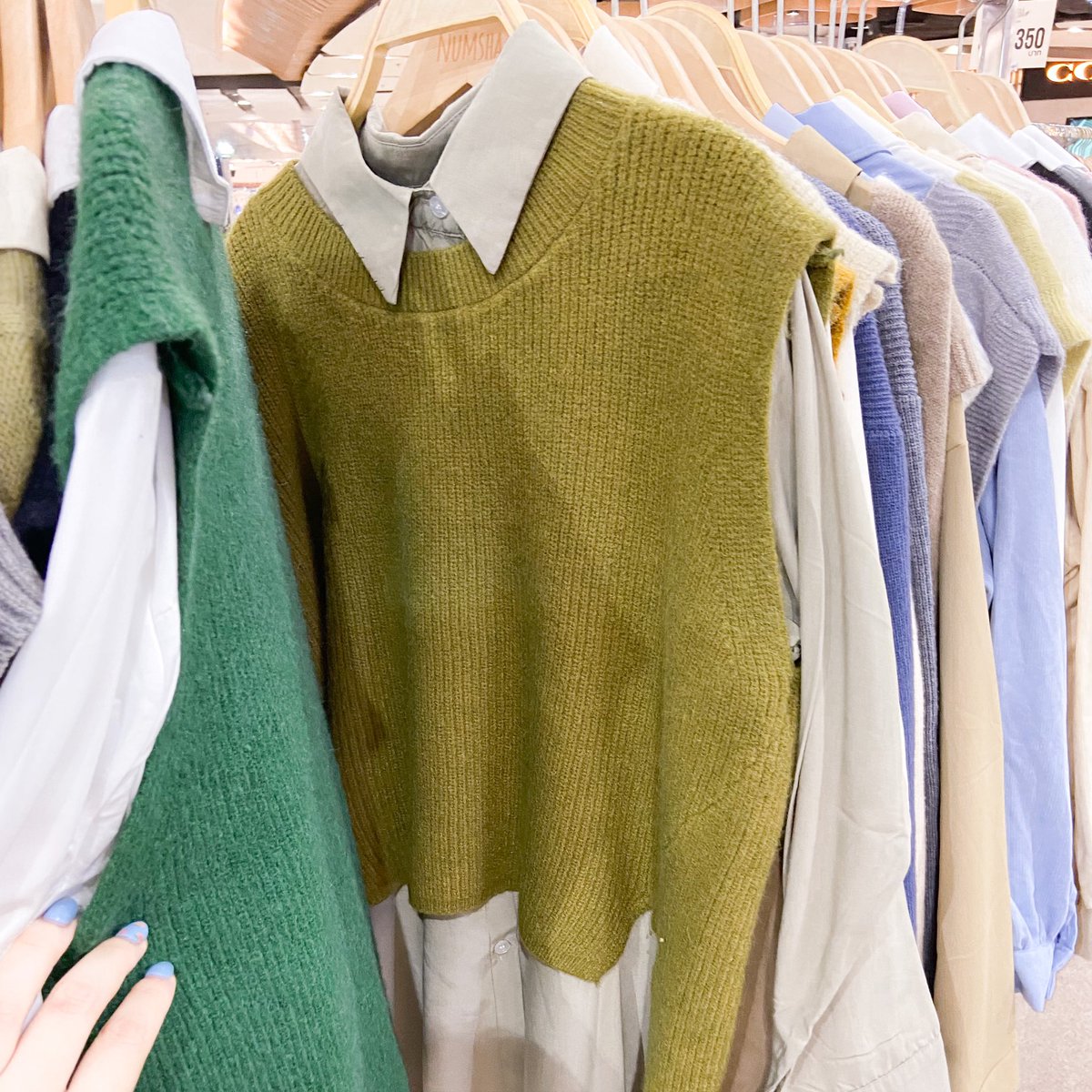 ถูกใจคนขี้เกียจหา match ชุดเองมากกก ร้านนี้สไตล์เกาหลี ลูกคุณสุดๆ แต่ละชุดจับคู่มาให้แล้ว สามารถใส่แยกกันได้นะคะ เท่ากับว่า 1 ชุด ได้ 2 ชิ้นไปเลย ในร้านส่วนมากจะเน้นสีเอิร์ธโทน คลีนๆ มินิมอล ดูน้อยแต่มาก ชอบตรงมีกั๊กหลายแบบ จะใส่เที่ยว ใส่ทำงานก็ได้หมด ราคาส่วนมากเริ่มที่ 390 นะ