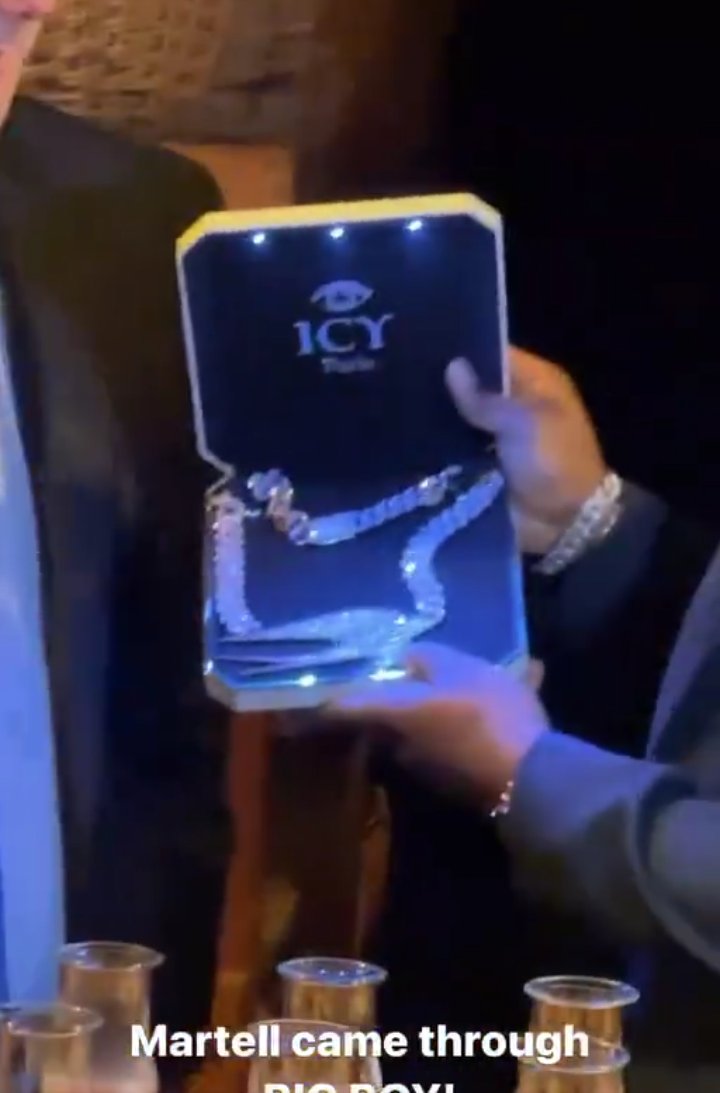 MorolakeAjoke's tweet photo. #Davido is trending rn! Why?!

Martell CEO gift @davido an Iced Out Chain 🥵🥰
To appreciate #Davido being their Brand Ambassador

#Davido 
Davido 
#Martell https://t.co/pFiJjO7gnj