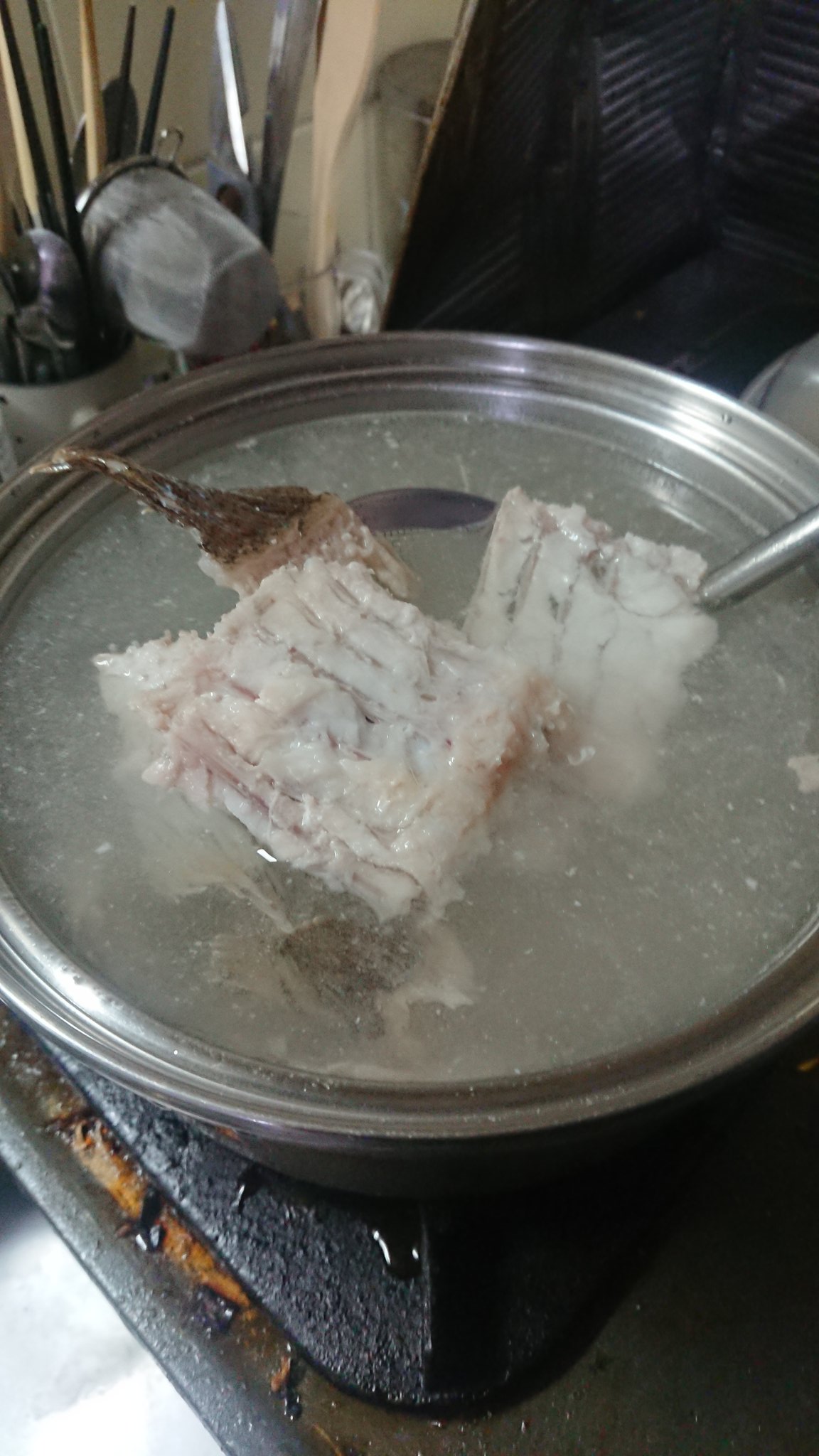 ちょうじんかっぽう ありとあらゆる料理に使え ヒラメの旨さが個体を超えて料理の素材に浸透していく これはきょうの味噌汁 あら出汁と水を１対１で鍋に入れ ネギやピーマン 豆腐などありあわせの具を入れる 沸騰したら火を止め 味噌を溶く これが