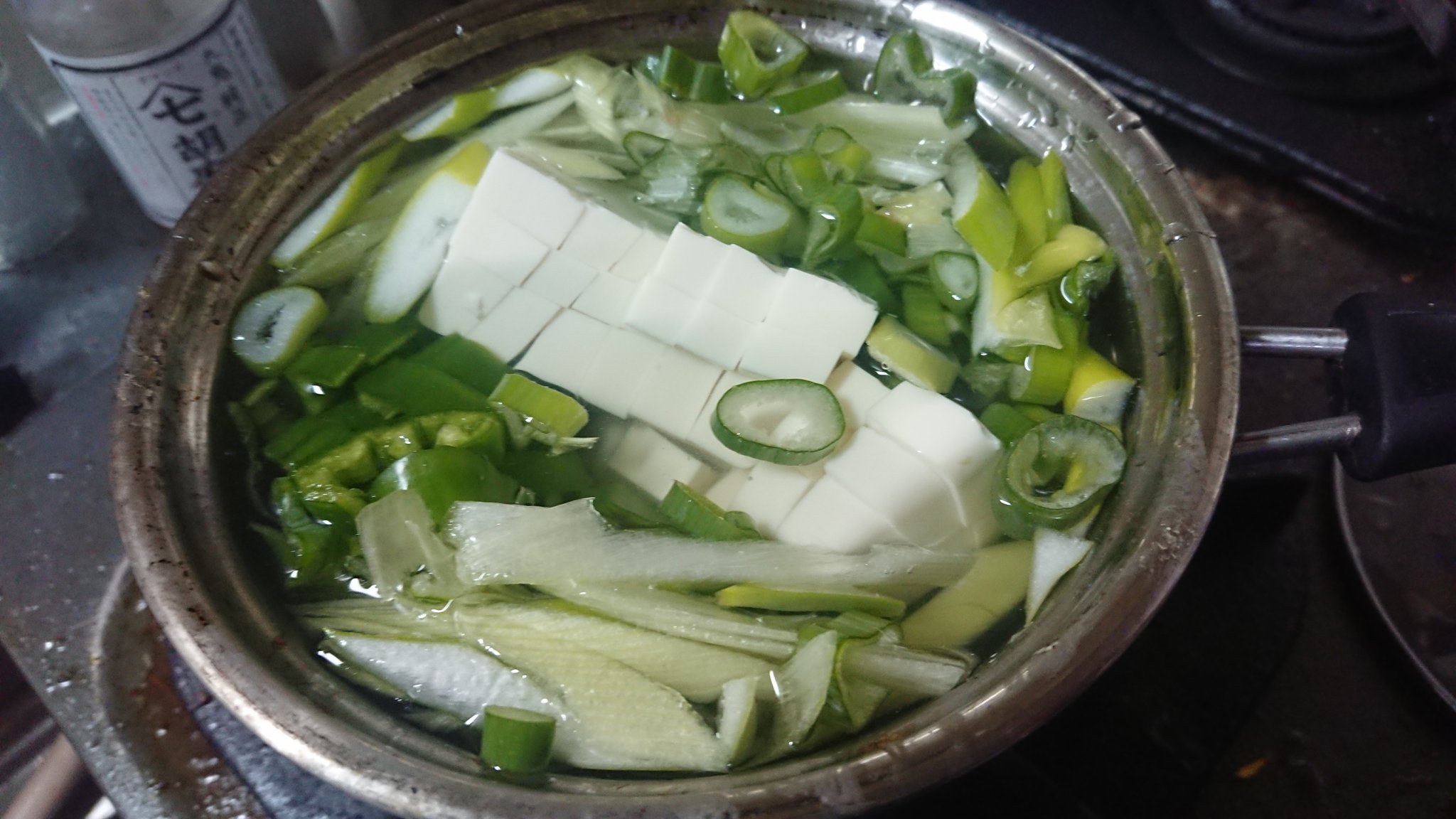 ちょうじんかっぽう ありとあらゆる料理に使え ヒラメの旨さが個体を超えて料理の素材に浸透していく これはきょうの味噌汁 あら出汁と水を１対１で鍋に入れ ネギやピーマン 豆腐などありあわせの具を入れる 沸騰したら火を止め 味噌を溶く これが