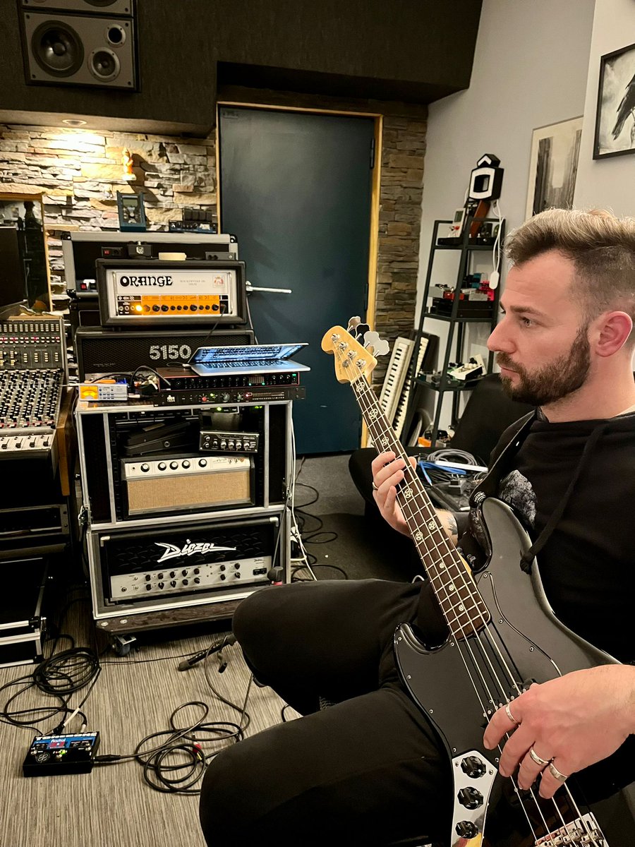 Left4EverBand's tweet image. 🔥🔥¡¡Segunda ronda!!🔥🔥
Hoy le toca a nuestro bajista.. ¡¡Vuela alto @XXIAlbatros!! 🎸🎸