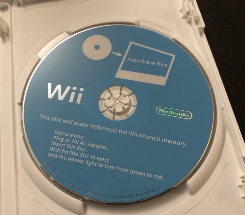 Ongeschikt straal spiegel Forest of Illusion on Twitter: "What an oddity! Today we've preserved the  Nintendo Wii "Auto Erase Disc". This disc was used by authorized Nintendo  repair stores to quickly wipe clean returned systems!