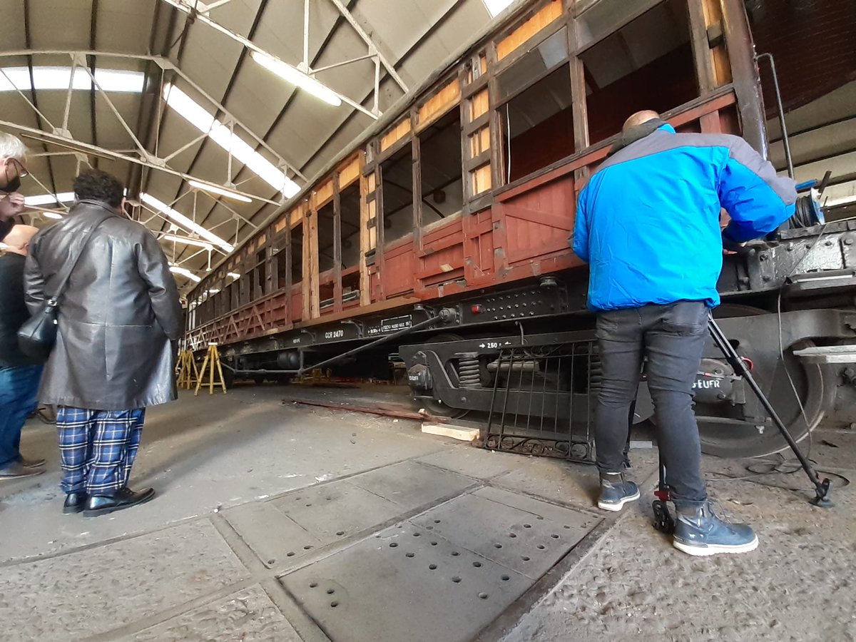 ffe_es's tweet photo. Nuestros amigos de #Telenoticias Fin de Semana de @telemadrid 📺han visitado los talleres de Siderúrgicas Requena, donde se están restaurando los coches 'Costa' del #TrenDeLaFresa

Han estado con el gerente de Trenes Históricos de @ffe_es

No os lo perdáis este #findesemana ‼️ https://t.co/2ZrH6IDk3a