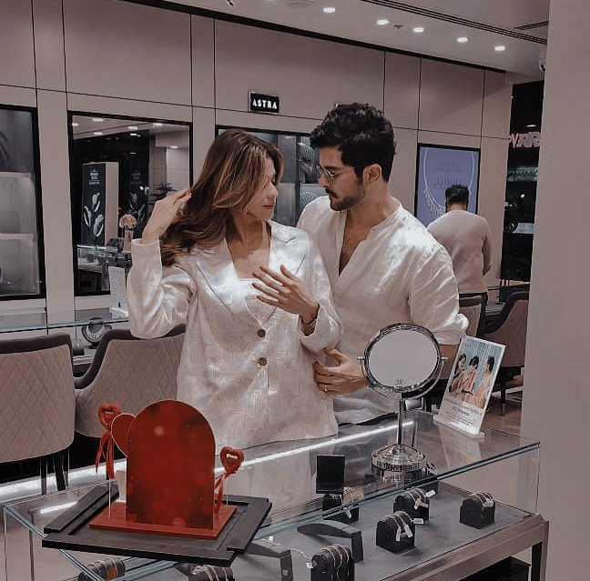 kanthy_pants's tweet photo. @ShamitaShetty about @RaQesh19 in EVERY IV:"We are JUST getting to know EO in the REAL WORLD!Too Soon etc."
Also #ShaRa:😜💗
Gets papped buying 💎's
Goes on a VACAY-FAMILY VIBES!
"OUR" princess pic with Samisha
ROMANTIC insta posts
CANDID stories
#ShamitaShetty 🧿#RaqeshBapat https://t.co/1zC8VuiXXu