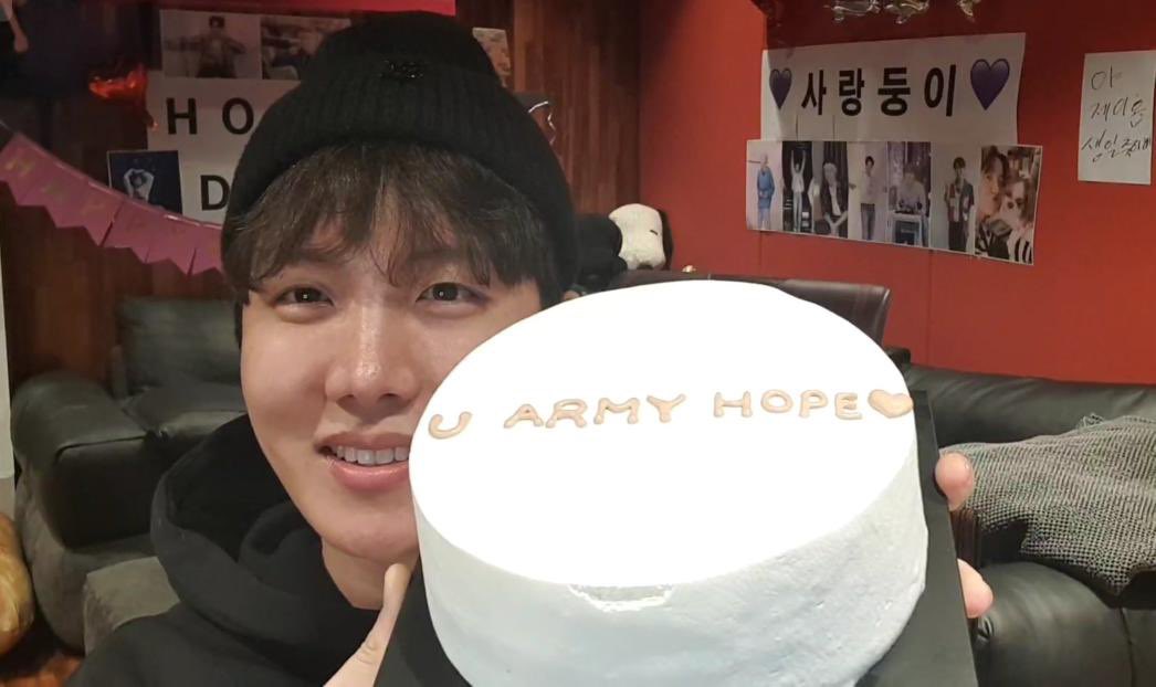 jvnggkuk's tweet photo. our birthday boy 🍰 https://t.co/CmPTngBswt