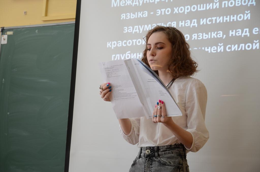 school132samara's tweet photo. Международный день родного языка -это хороший повод задуматься над истиной красотой языка,его глубиной, его силой. И сегодня совместно с библиотекой N13 Ленинского провели удивительные интерактивные беседы со старшеклассниками о родном языке.
#ДеньРодногоЯзыка https://t.co/rWdeFlxkaw