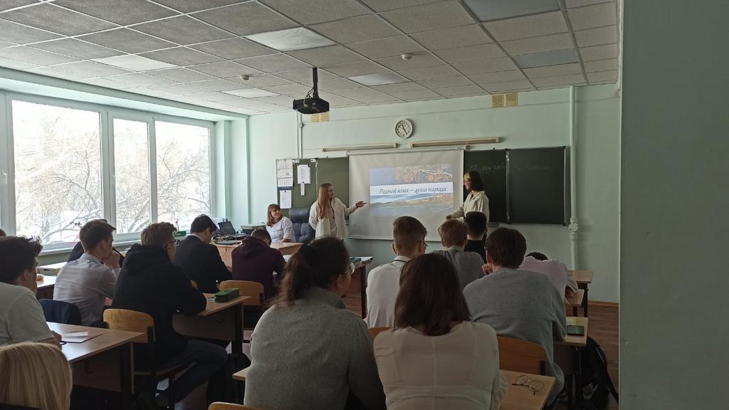 school132samara's tweet photo. Международный день родного языка -это хороший повод задуматься над истиной красотой языка,его глубиной, его силой. И сегодня совместно с библиотекой N13 Ленинского провели удивительные интерактивные беседы со старшеклассниками о родном языке.
#ДеньРодногоЯзыка https://t.co/rWdeFlxkaw