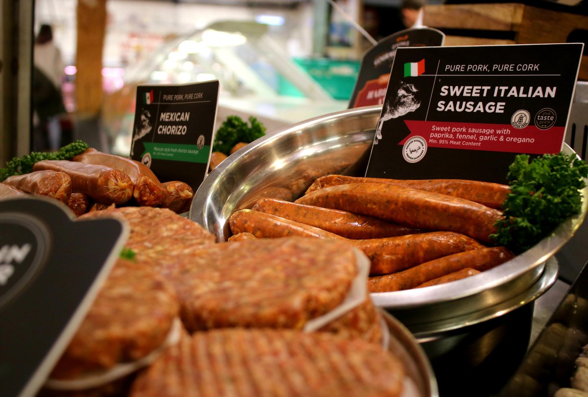 oflynnssausages's tweet photo. All the favourites are in the @EnglishMarket today!💥
#ProperSausages #corkfood #englishmarket #Irish #irishfood #sweetitalian #oflynns #sausages #gourmetfood #raw https://t.co/izR6Y1ip2a
