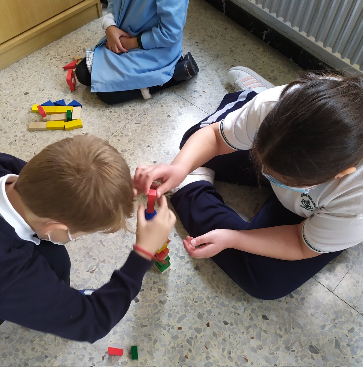Monte1010Montse's tweet photo. Después de una dura jornada matinal, 2° #EPO seguimos aprendiendo con puzzles, bloques, #geoplano, #manipulativo o virtual, u otros de la página que ¡me encanta! #cokitos https://t.co/foE5WIsGiU
