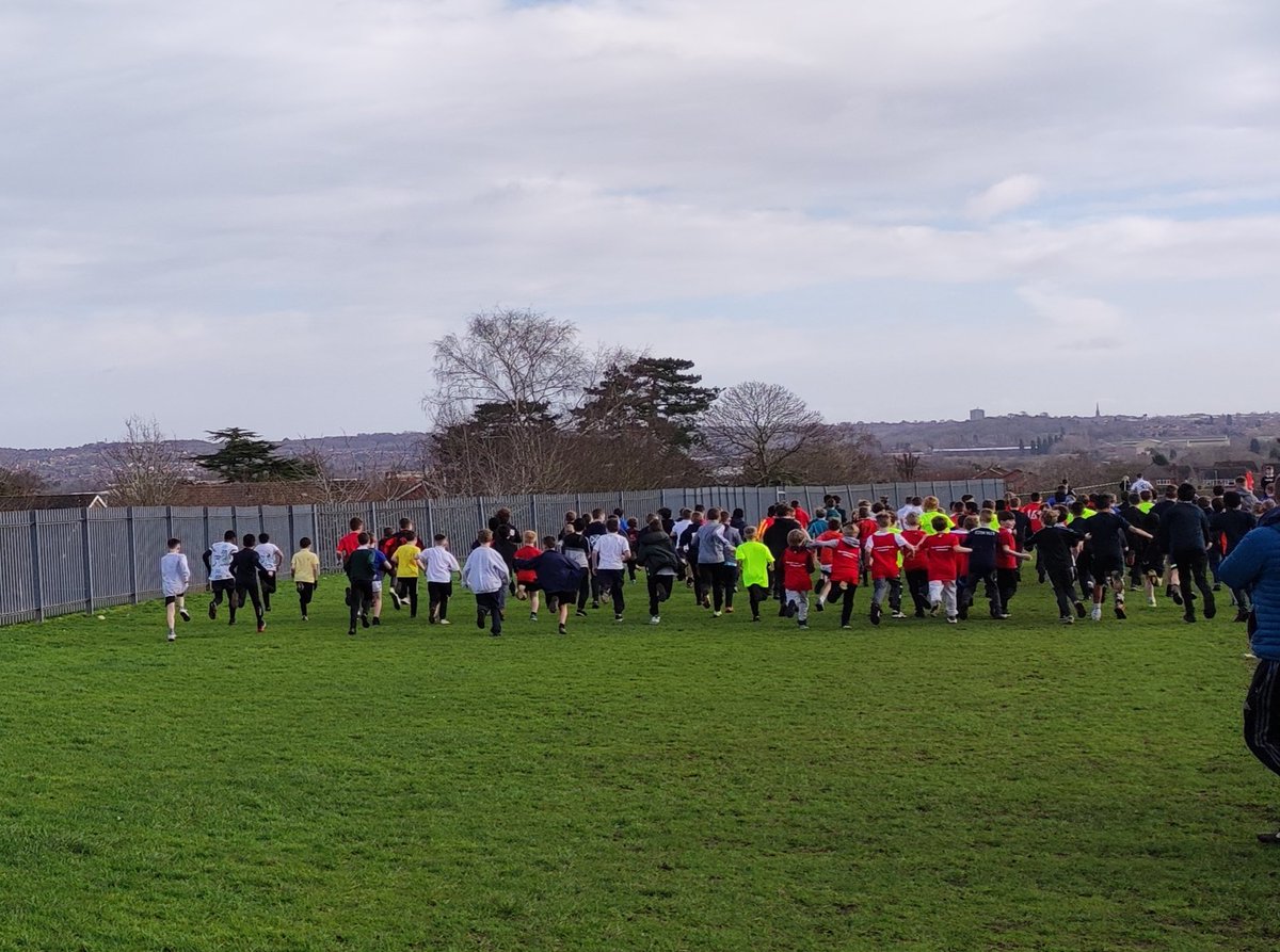 Primary cross country event this morning hosted by @PE_Summerhill saw hundreds of enthusiastic runners taking part. Well done to all involved. @SGO_DudleyNorth @YourSchoolGames #schoolgamesdudley