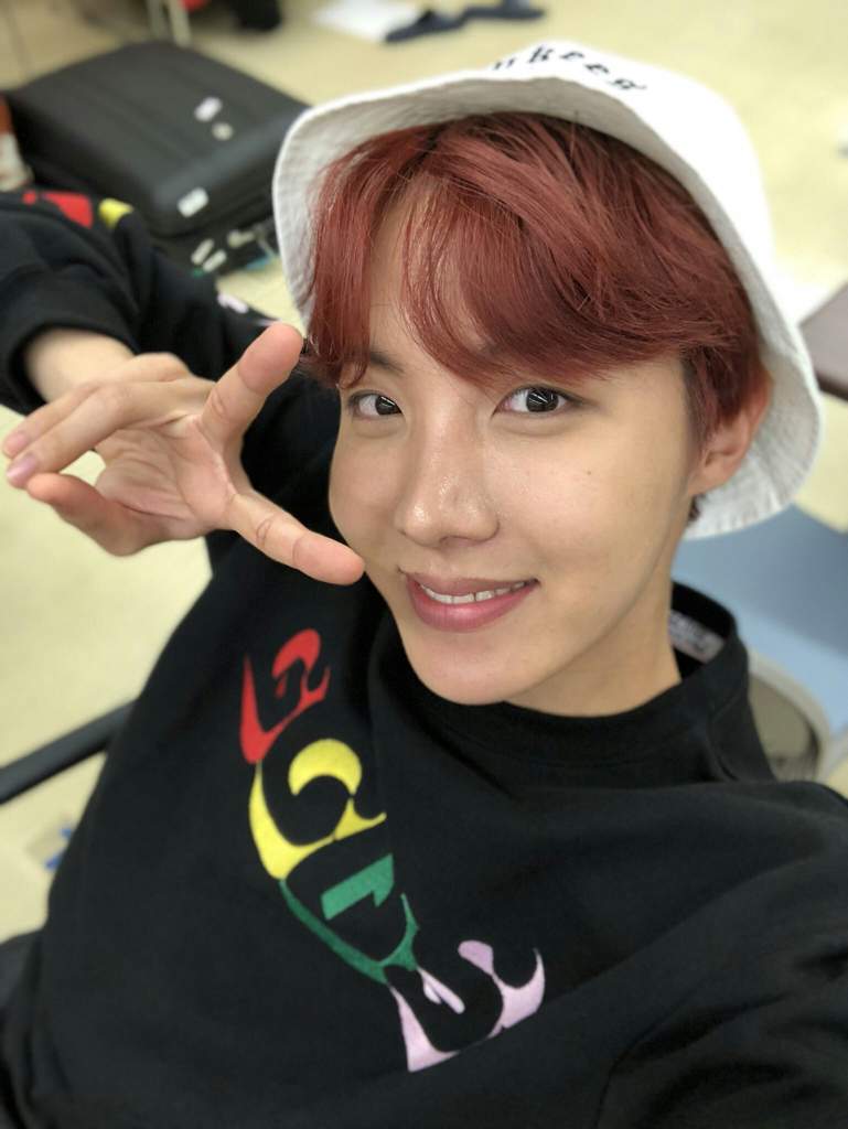 Army120489's tweet photo. #HappyBirthdayJhope
#HAPPYJHOPEDAY
#uarourhope
#HopeRightHere 
#OurFebruaryMiracle 
#PrideOfGwangjuDay 
#OurEternalHope с днем рождения солнышко 🥰 https://t.co/SzPTBZI3Sx