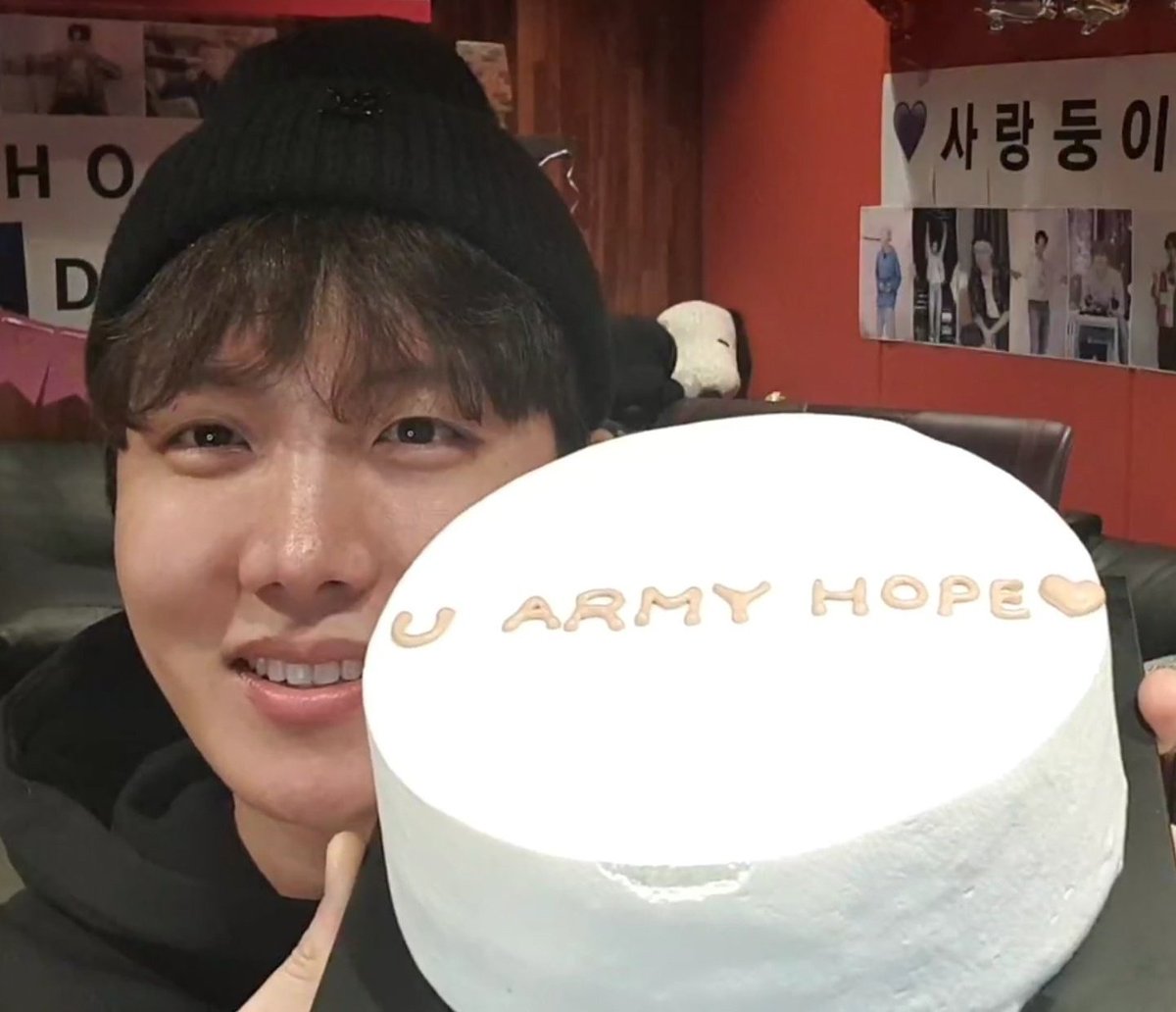 ___Queen04's tweet photo. Keşke sana sarılabilsem iyi ki doğdun bebeğim benim gülüşünü yerim hiç solmasın o gülüşün🖤

#uarourhope
#HopeRightHere
#OurFebruaryMiracle
#PrideOfGwangjuDay
#HappyBirthdayJhope https://t.co/HBblkEZceU
