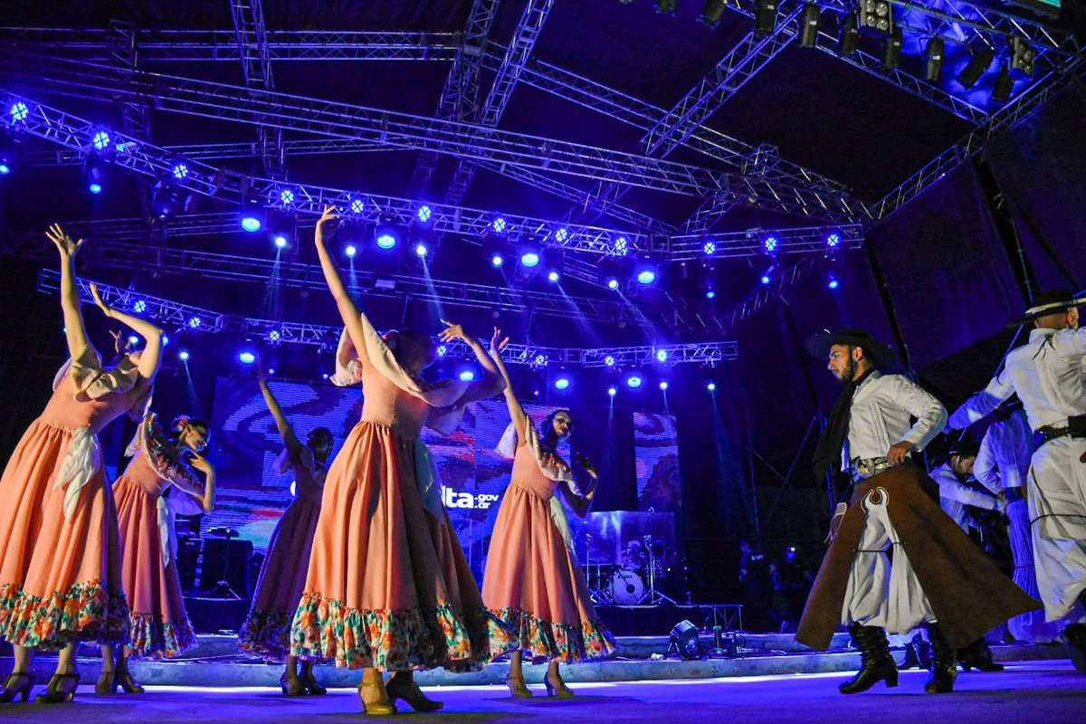¡Alegrate Cafayate!

Empezó la 48° edición de la Serenata a Cafayate en la Bodega Encantada y junto al gobernador <a href="/GustavoSaenzOK/">Gustavo Sáenz</a> y el ministro <a href="/MatiasLammens/">Matías Lammens</a> estuvimos presentes.
Salteños y turistas pueden disfrutar  hasta el domingo de este festival con artistas de primer nivel