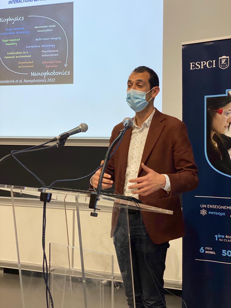 ESPCI_Paris's tweet photo. Ignacio izeddin @InstLangevin présente un nanodrame à l'occasion de #PCFocus : l'étude des interactions de molécules uniques avec un environnement nanostructuré ! https://t.co/MWkh0outvP