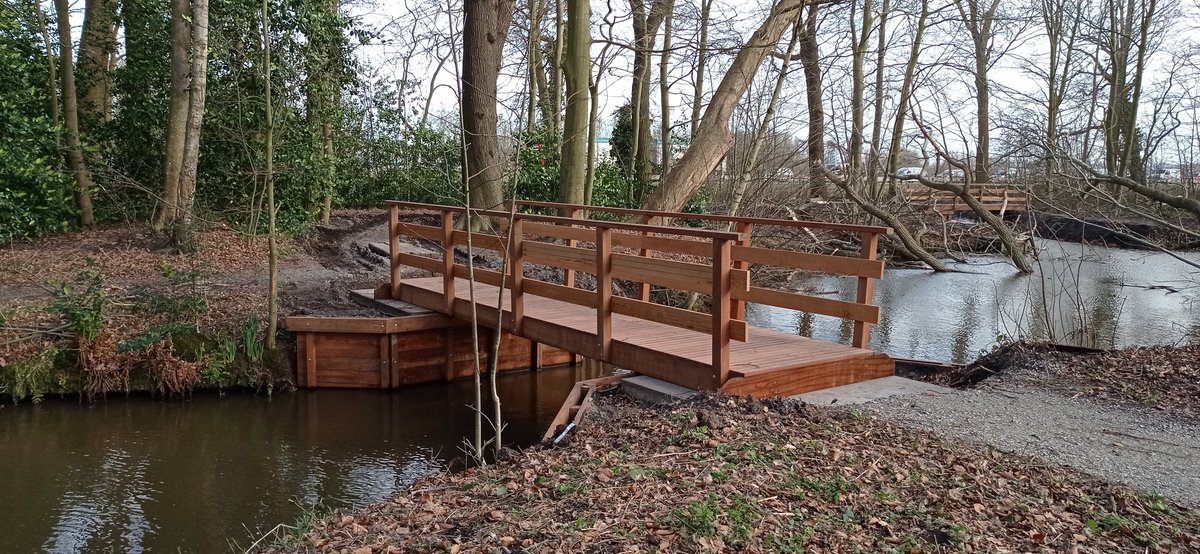 En zo zien de drie bruggen in het Overbosch er uit.

Volgende week wordt het kleischelpenpad hersteld en dan kan het Overbosch weer geopend worden voor iedereen.

De succesvolle voltooiing van het project "De Blauwe Long" is heel dichtbij! 
<a href="/gem_teylingen/">Gemeente Teylingen</a> 
#Voorhout