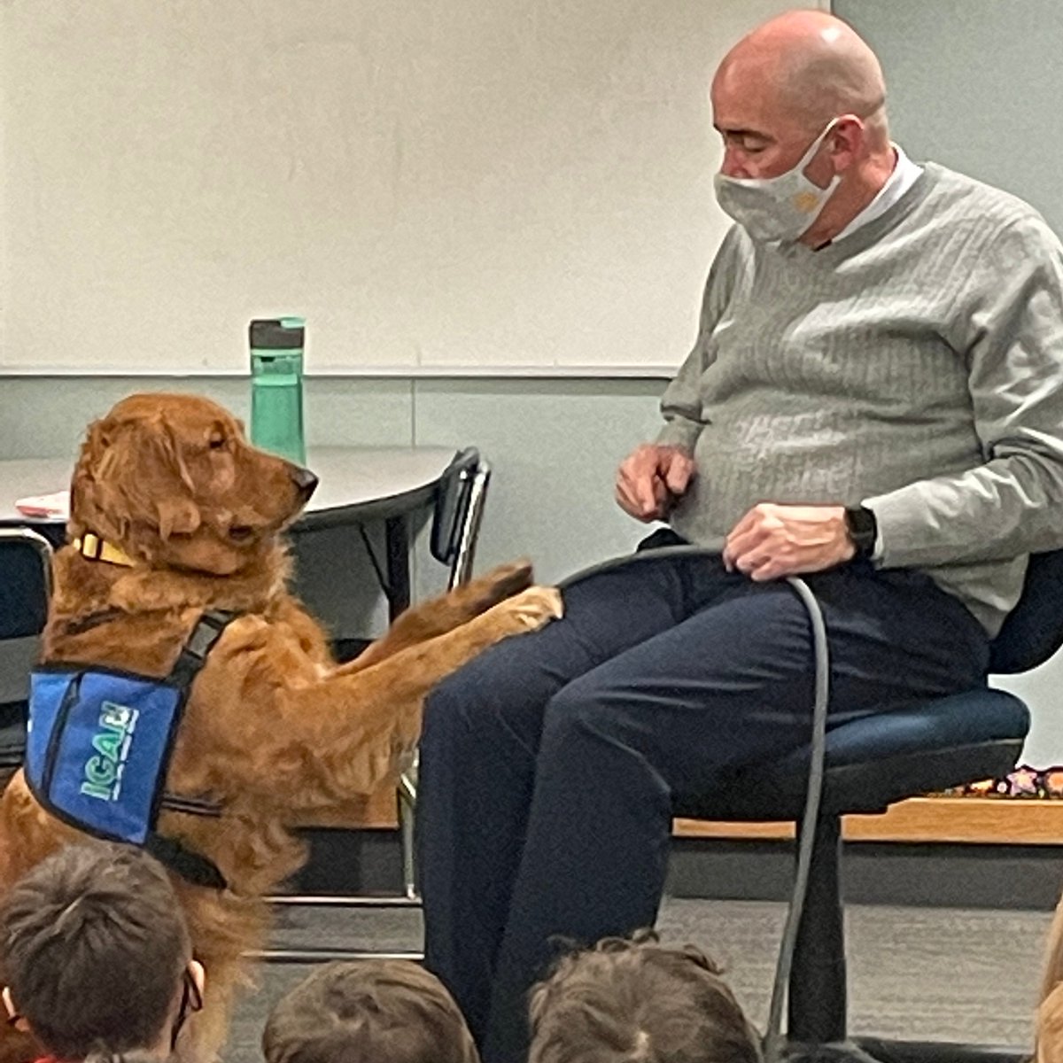 TMEMrsGalle's tweet photo. We enjoyed our special visitors today!  We loved Parker Looks Up - a great story with a wonderful message!  Thanks for reading to us! @_parkercurry  @TowneMeadow @myccs @DrBeresford https://t.co/KaDPTLlyZe