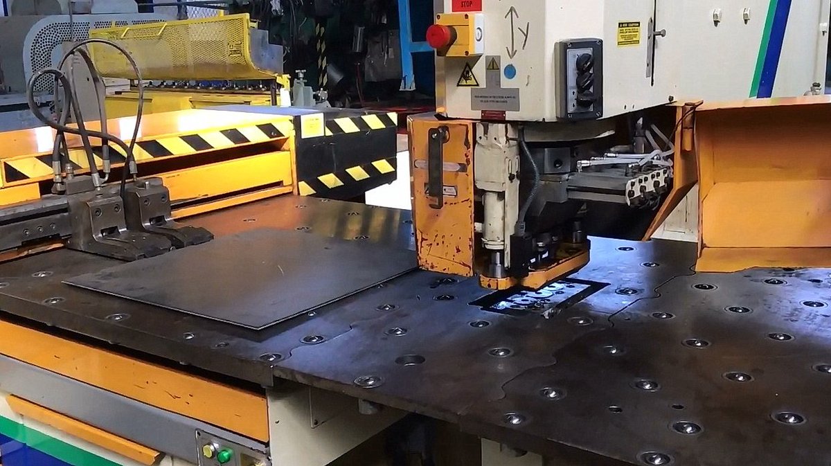 Machinetoolcomm's tweet image. Used Punches For Sale - GEKA 110 Ton Puma Hydraulic Single End CNC Punch shar.es/aWUSzt
#punchmachine #cncpunch #geka #gekapunch #fabrication #fabtech #mfg #machinetools #metalpunching #steelplate #toolanddie