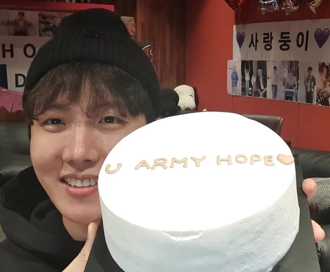 blcssomjk_'s tweet photo. Happy Birthdayy J-HOPE!!🐿💜
항상 건강하고 언제나 밝은 웃음 간직하길 바래요~ 진심으로 축하해요! 🥳🥳🎉🎉
너는 최고!💗💝

#uarourhope
#HopeRightHere
#OurFebruaryMiracle
#PrideOfGwangjuDay
#HappyBirthdayJhope https://t.co/H4T64GhjdP