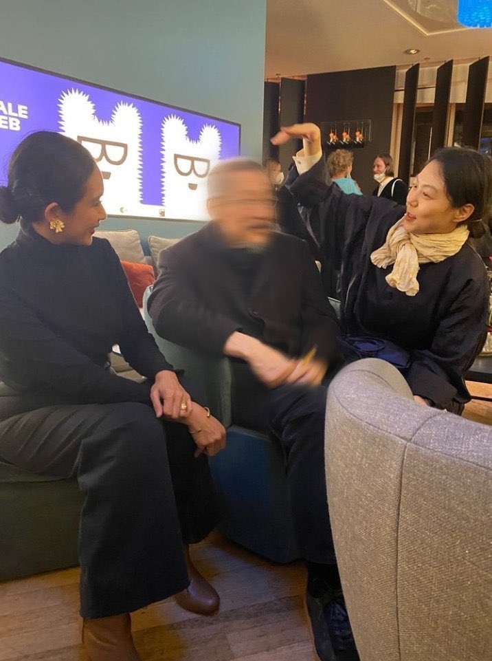 머야? 김민희가 홍 돌리고 있는거야?