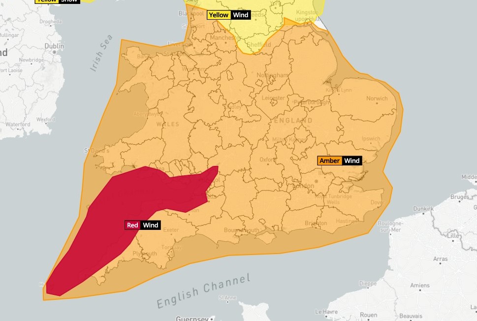 HollyJGreen's tweet image. #StormEunice may be the sort of storm we only see a handful of times in our lives.

Red = Gusts 70-90mph
Amber = Gusts 60-80mph

Think: 
⚠️ Danger to life
⚠️ Falling trees
⚠️ Building damage
⚠️ Power lines down
⚠️ V. large wavs &amp;amp; coastal flooding