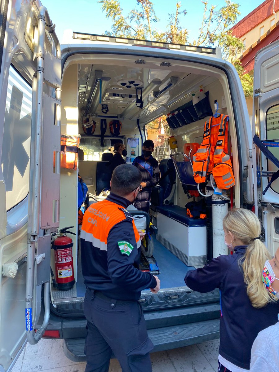 MaristasHuelva's tweet image. Nos ha acompañado Protección Civil de @AYTOPALOSFRONT  @PCPalos para impartir una formación sobre RCP y primeros auxilios a nuestros alumnos de 5 y 6 EPO... ¡Gracias por este día,  hemos aprendido muchísimo!  #eligeMaristas #másqueaulas #MaristasTeCuida