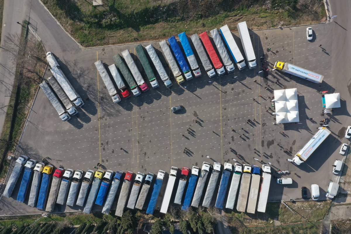 Bursa’da başlatmış olduğumuz yardım seferberliği ile Suriye’de mülteci kamplarında yaşam mücadelesi veren savaş mağduru çocuklar için 4 bin bot,4 bin mont, bin ton kömür, battaniye, gıda,un,meyve,yatak ve ihtiyaç malzemesi dolu  60 TIR’lık insani yardım konvoyunu yola çıkarttık.