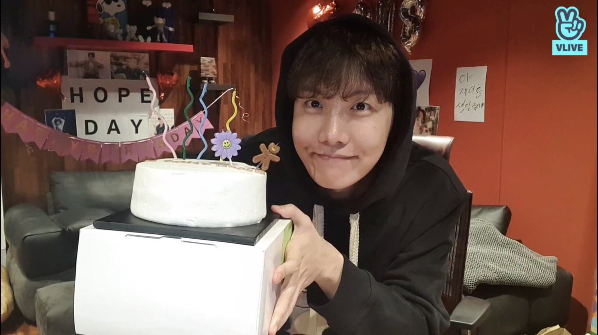 HaYang0802's tweet photo. Happy birthday sinh thần tháng 2 Jung Hoseok🎂🥳🥳
[18/2/1994-18/4/2022]

#HappyBirthdayJhope
#HAPPYJHOPEDAY
#uarourhope
#HopeRightHere
#OurEternalHope
#PrideOfGwangjuDay
#KingOfStageJhope
#OurFebruaryMiracle 
#AlwaysByYourSideJhope
#AllRounderJhopeDay
#SongwriterProdigyJhope https://t.co/cqFG6WnAQh