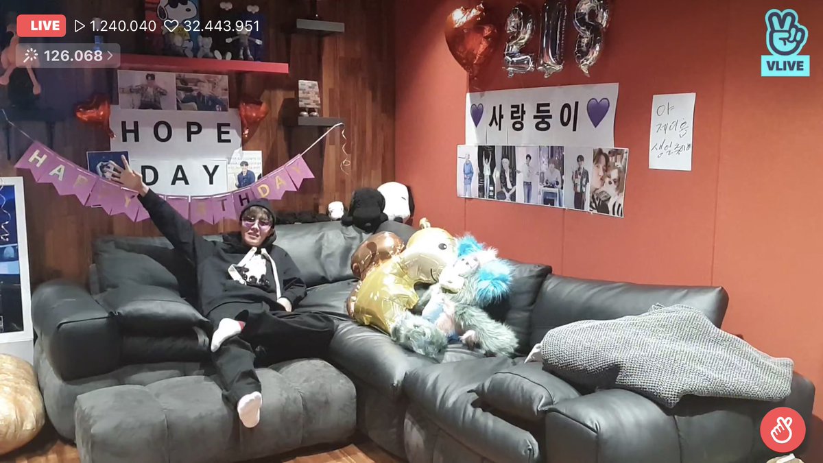 HaYang0802's tweet photo. Happy birthday sinh thần tháng 2 Jung Hoseok🎂🥳🥳
[18/2/1994-18/4/2022]

#HappyBirthdayJhope
#HAPPYJHOPEDAY
#uarourhope
#HopeRightHere
#OurEternalHope
#PrideOfGwangjuDay
#KingOfStageJhope
#OurFebruaryMiracle 
#AlwaysByYourSideJhope
#AllRounderJhopeDay
#SongwriterProdigyJhope https://t.co/cqFG6WnAQh