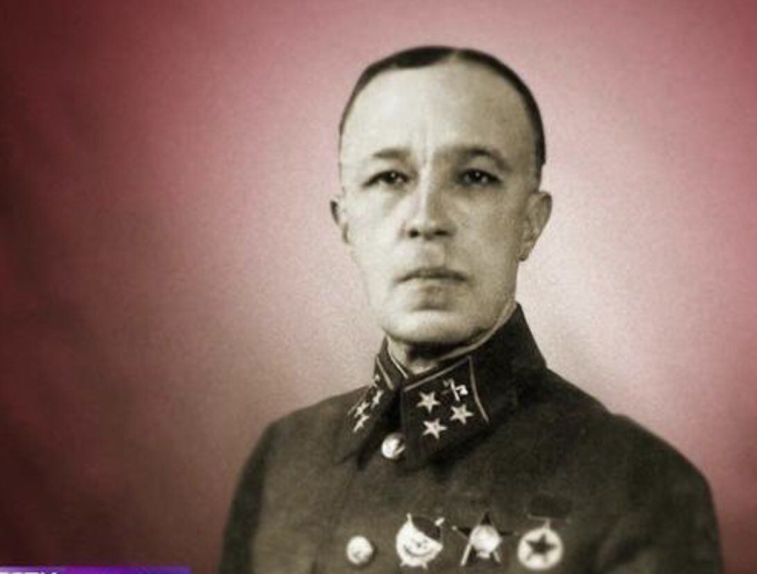 ..Он провёл три с половиной года в фашистских застенках, но не склонил голову перед врагом, он погиб страшной и мучительной смертью, но не предал свою Родину..

В ночь с 17 на 18
февраля 1945 года ушёл в бессмертие  Дмитрий Михайлович КАРБЫШЕВ