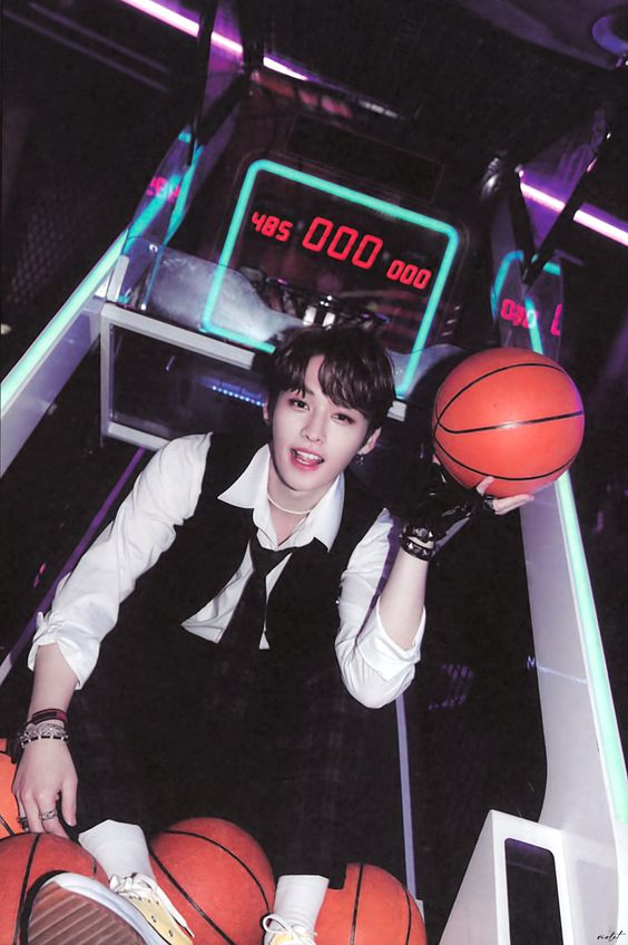 file1025's tweet photo. #LeeKnow #리노 #StrayKids https://t.co/R1OGKKTtBy