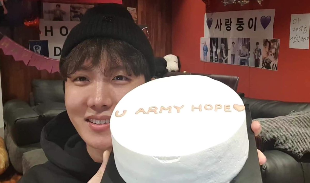 Diminie_KT's tweet photo. and ARE HOPE ~ ♡♡
The guy holding this cute cake is 28 years old ~ ♡
I love you, my hope💜
#JhopeBirthday #JHOPE #Army #BTSARMY #mongolian_army https://t.co/zTQfRIZBvS