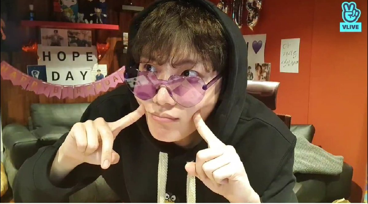 Army3Blue's tweet photo. ¡Feliz cumpleaños! a nuestro solícito hermoso 🎂🎉💜
#Hobiday #HobiBday #FelizCumpleañosHobi https://t.co/27r6WXjAwE