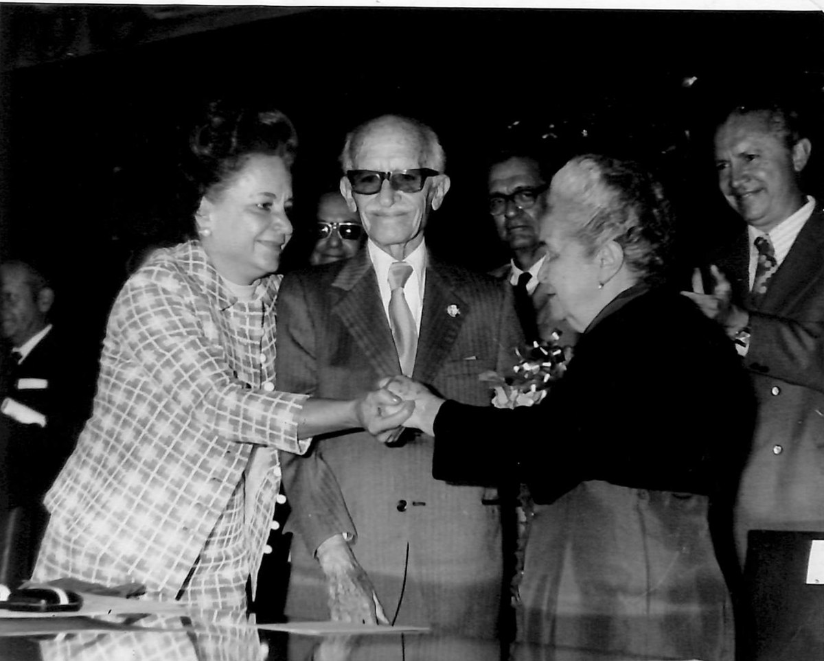 patrimonioudeg's tweet photo. #Hoy te compartimos del #RepositorioVirtual esta #fotografia de la ceremonia de entrega del galardón Doctor Honoris Causa a la Mtra. Irene Robledo y al Lic. José Guadalupe Zuno. De izquierda a derecha: Esther Zuno Arce, Lic. Zuno e Irene Robledo #MujeresQueMarcaronLaHistoria https://t.co/doDI98BzI8