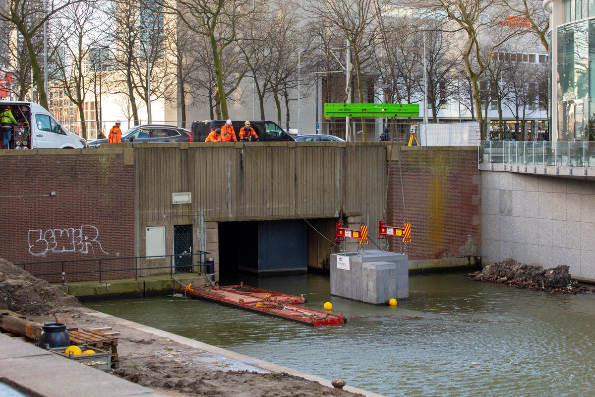 Stadmaken010's tweet photo. Vandaag begon de aanleg van een #vispassage in de #Leuvekolk. Grote blokken van 3 meter diep, 2 meter breed en 5 meter lang werden het water ingehesen. Eind maart is de passage klaar en kunnen vissen🐠van de Nieuwe Maas naar de Rotte zwemmen, en andersom. 
https://t.co/be12TJZbuc https://t.co/BwJrepDHJ3
