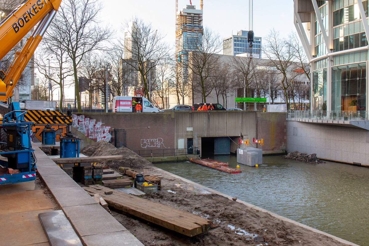 Vandaag begon de aanleg van een #vispassage in de #Leuvekolk. Grote blokken van 3 meter diep, 2 meter breed en 5 meter lang werden het water ingehesen. Eind maart is de passage klaar en kunnen vissen🐠van de Nieuwe Maas naar de Rotte zwemmen, en andersom. 
rotterdam.nl/wonen-leven/me…