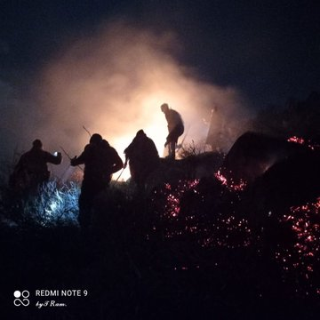 KashmirLover8's tweet photo. #IndianArmy provided assistance to locals of village Seer in extinguishing forest fire at #Aripal, #Pulwama.
#IndianArmyPeoplesArmy #Fire #KashmirLivesMatter #Awareness https://t.co/BjiyHIcBv5