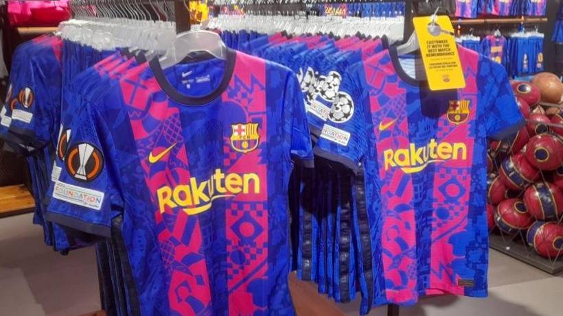 helling alcohol Belonend BarçaTimes ar Twitter: "📰[MD] | The Barça store at Camp Nou is selling  Barca shirts with the Europa League logo. #fcblive https://t.co/upwJzvkQWn"  / Twitter