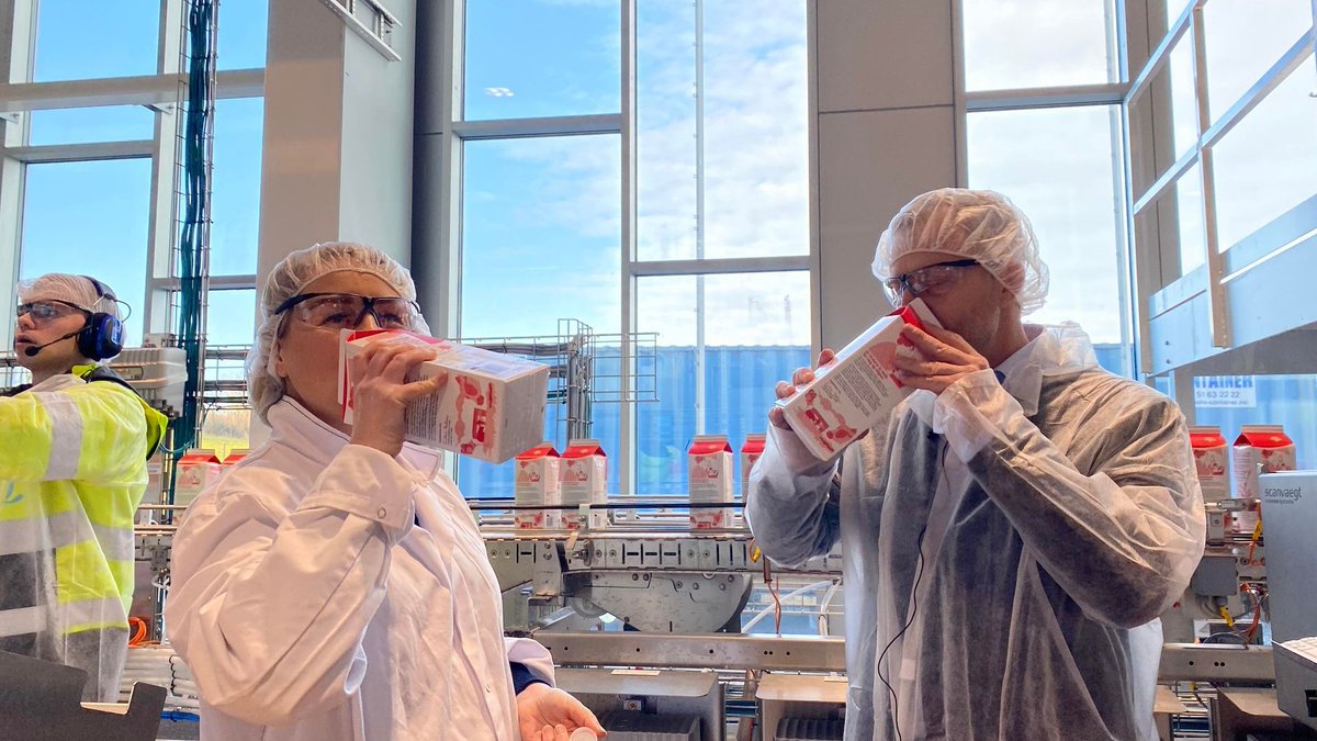 Et historisk øyeblikk! Onsdag kunne vi endelig klippe den blå snoren og for første gang tappe melk i det nye meieriet på Jæren 🥛 q-meieriene.no/nyheter/feb-20…