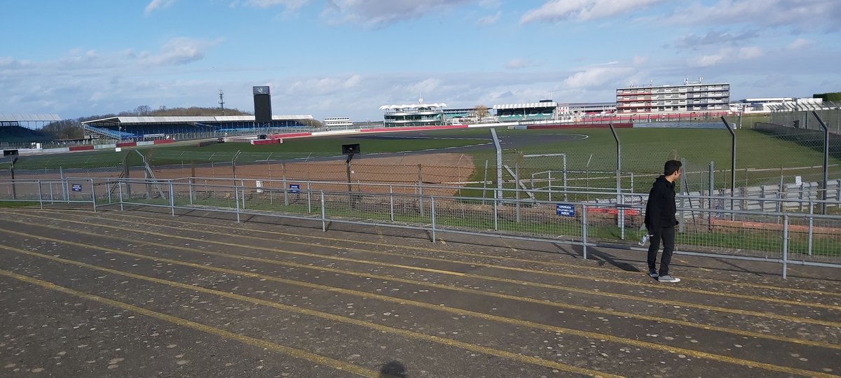 Hamoltin77's tweet photo. Formula One media currently at Silverstone and V6 engine sounds can be heard.

@wtf1official @redbullracing @F1_Fans_Updates @formularacers_  @F1Media @Formula1FanCast @F1NewsHQ 
#f1 #formulaone #formula1 #F12022 #RedBull https://t.co/z58CEy24XU