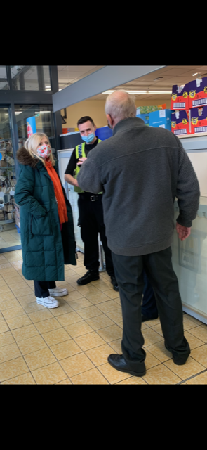 Here is Mayor Tracey Brabin joining PC Jake Knight at his regular Police contact point at ALDI in Milnsbridge, engaging with members of the public.

For more information on future contact points please see - westyorkshire.police.uk/my-neighbourho…

<a href="/MayorOfWY/">Tracy Brabin, Mayor of West Yorkshire</a> 

<a href="/WYP_HBrear/">Superintendent Helen Brear</a> @WYP_JamesTroisi