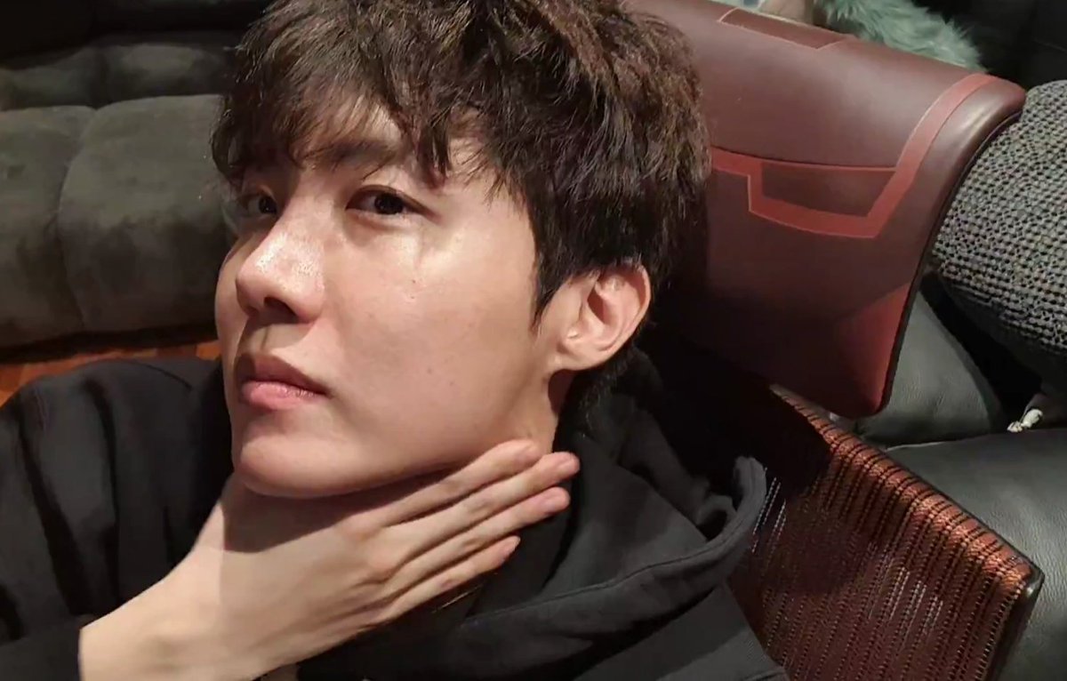 jhopefolder's tweet photo. jung hoseok... https://t.co/7cqzSOa8Y5