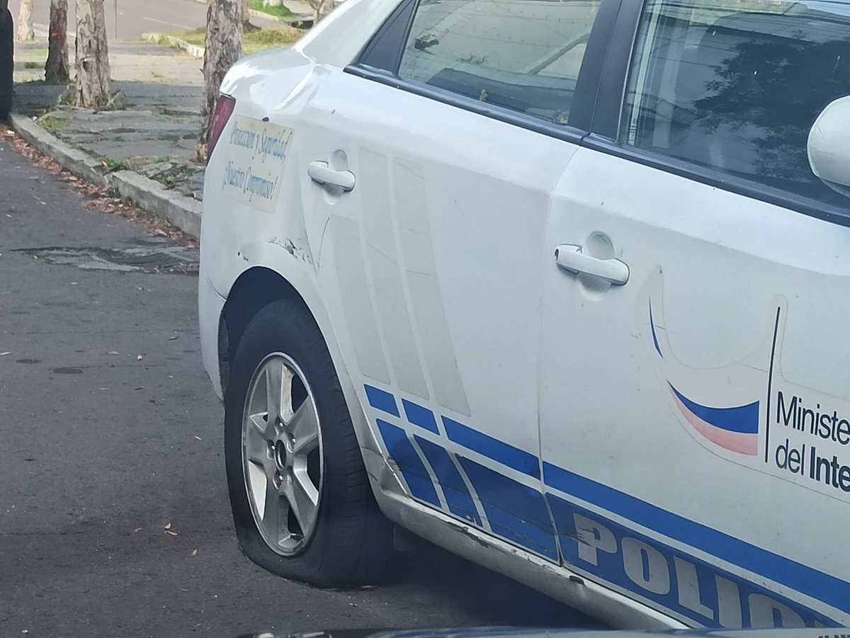 PatricioJDiaz's tweet photo. Esta madrugada, pedimos al UPC - Parque Costa Rica que manden un patrullero porque detectamos un sospechoso en las calles del barrio. Nunca llegó porque la llanta está pinchada y no hay presupuesto para repararla. Los ciudadanos en riesgo por $3 de un parche, ¿qué tal? https://t.co/kZHmP6phrk