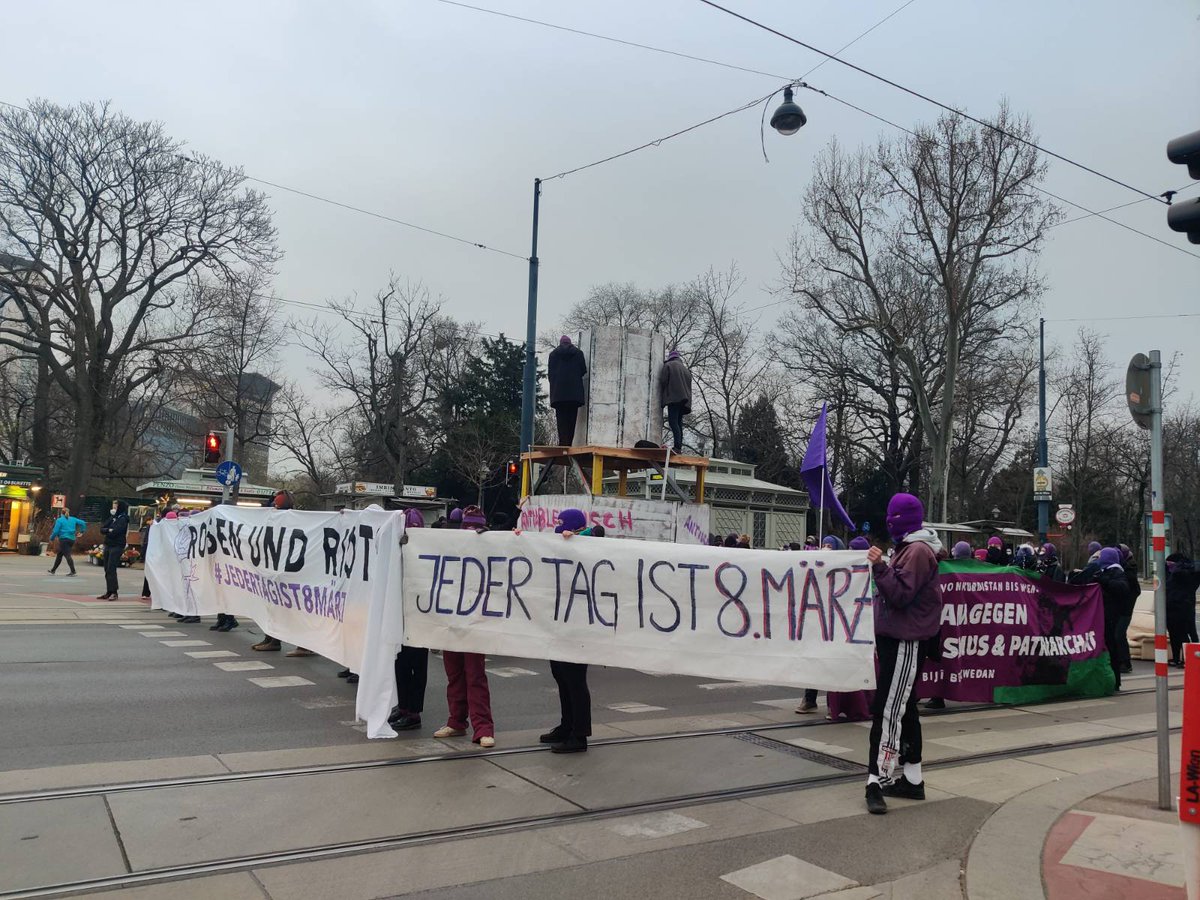 Gerade haben 50 Aktivist*innen des feministischen Kollektivs "Jeder Tag ist 8.März", die Wiener Ringstraße blockiert. 
#jedentagist8märz