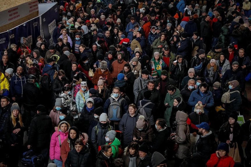 Украинцев последние новости на сегодня. Толпа на вокзале. Толпа украинцев. События на Украине. Жители бегут из Киева.