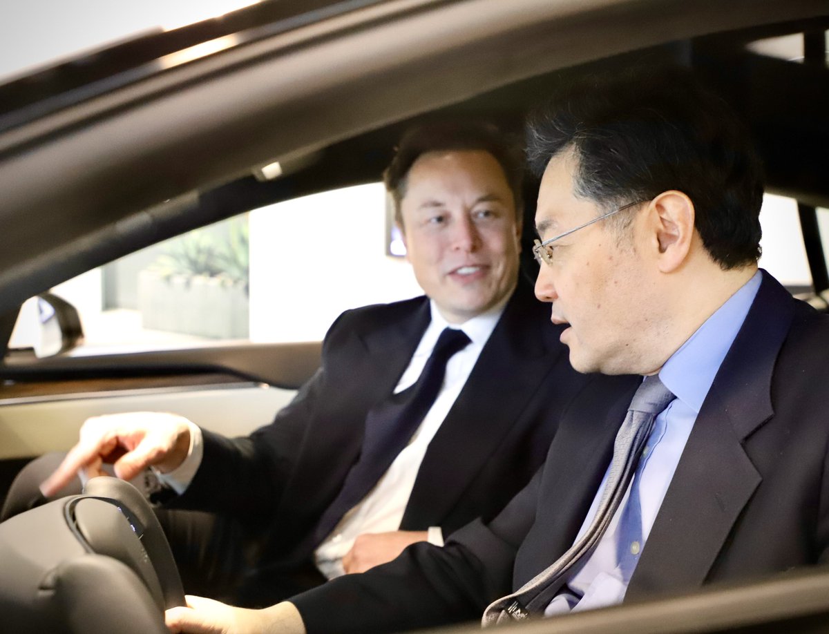 AmbQinGang's tweet image. Had an inspiring talk with @elonmusk today on cars on the road, stars in the sky, research of human brain, meaning of life on earth and our future into the space. Look up and think beyond!